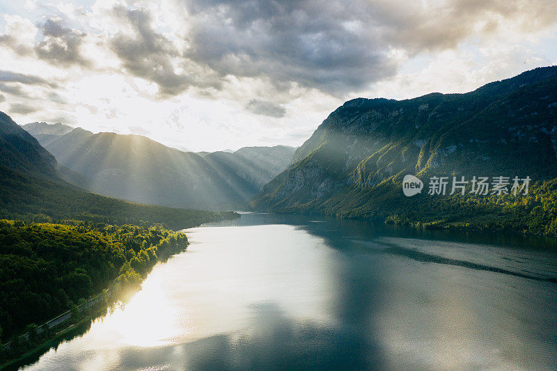 鸟瞰图的湖Bohinj (bohinsko jezero)日落，斯洛文尼亚